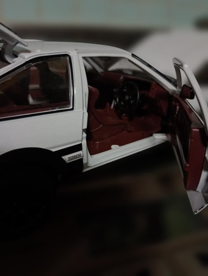 1/20スケール 頭文字D トヨタAE86＆キーストラップ付きキーホルダー２個