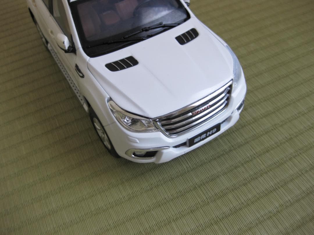HAVAL H9 ホワイト ミニカー 専用ボックス付き