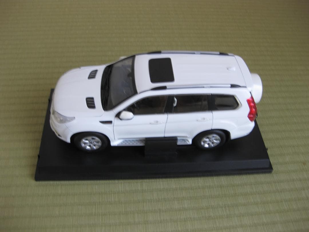 HAVAL H9 ホワイト ミニカー 専用ボックス付き