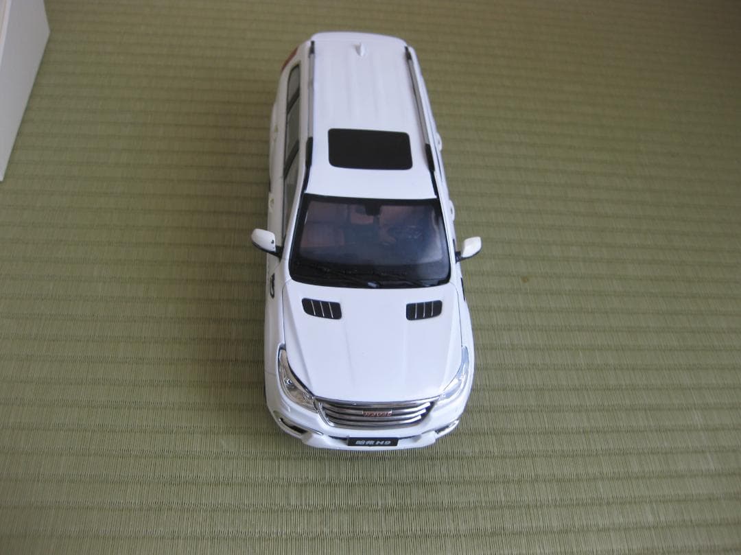 HAVAL H9 ホワイト ミニカー 専用ボックス付き