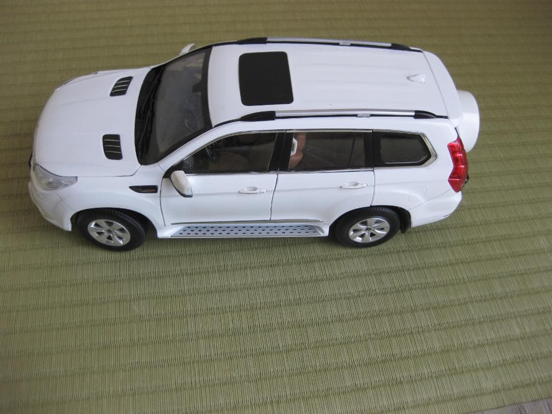 HAVAL H9 ホワイト ミニカー 専用ボックス付き