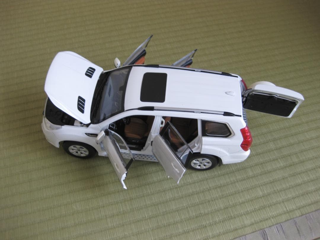 HAVAL H9 ホワイト ミニカー 専用ボックス付き