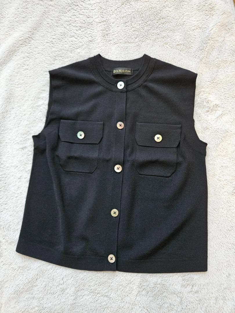 ◆DAMA【超美品】M 洗練ニットジレ 黒 25SS ダーマ上質素材 貝ボタン！