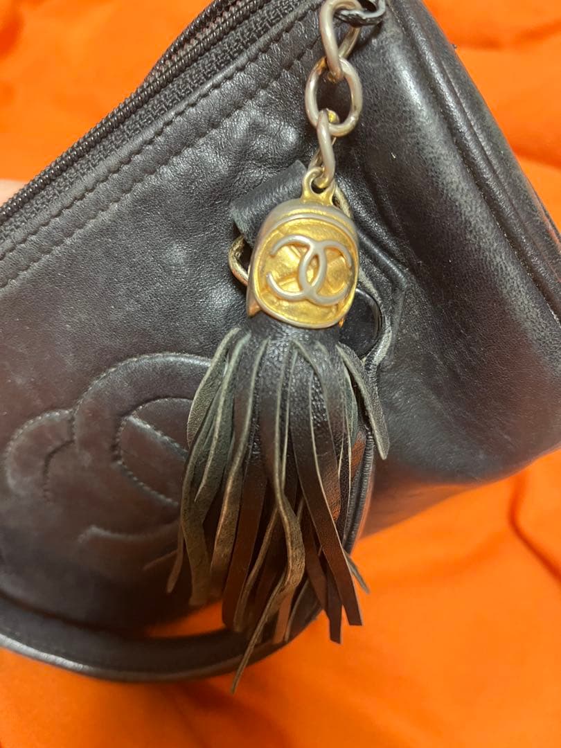 CHANEL 黒 レザー ハンドバッグ タッセル付き